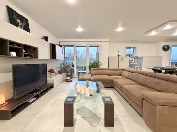 AXHOME IMMO vous propose ce magnifique appartement de 106 m² avec deux chambres à coucher dans une résidence récente à Alzingen, une localité faisant partie de la prestigieuse commune de Hesperange.

Idéal pour particuliers ou investisseurs.

Ce bien convient aussi bien pour une résidence principale que pour un investissement locatif. Beau et spacieux, il comprend un grand salon agréable avec une cuisine équipée ouverte de qualité. Il est doté de grandes fenêtres qui apportent une belle luminosité.

L'appartement situé au 1er étage est composé de :

- Un hall d'entrée
- Un séjour avec une cuisine ouverte
- Une chambre
- Une salle de bain avec baignoire et toilettes
- Une suite parentale avec douche et toilettes
- 2 balcons
- Une cave
- Une buanderie dans l'appartement ou en commun, au choix
- 2 parkings intérieurs
- Jardin commun à disposition

Les atouts :
Construction de 2015
Classe Énergie C/B
Finitions haut de gamme
Chauffage au sol
2 parkings intérieurs
Alarme
Résidence récente
Meubles encastrés

À proximité de toutes commodités, coup de cœur assuré.

Pour plus d'informations, n'hésitez pas à nous contacter :

- Par téléphone : +352 691911993 ROBERTO Alex
- Par email : info@axhome.lu

Nous restons également à votre entière disposition si vous désirez vendre ou louer votre bien. Nous prenons en charge toutes les démarches administratives liées au bien immobilier.

Nous sommes également à votre disposition pour des estimations gratuites.

 ---------- 
AXHOME IMMO bietet Ihnen diese wunderschöne 106 m² große Wohnung mit zwei Schlafzimmern in einer neuen Residenz in Alzingen, einer Ortschaft, die zur renommierten Gemeinde Hesperange gehört.

Ideal für Privatpersonen oder Investoren.

Diese Immobilie eignet sich sowohl für einen Hauptwohnsitz als auch für eine Mietinvestition. Es ist schön und geräumig und besteht aus einem großen, gemütlichen Wohnzimmer mit einer hochwertigen, offenen Einbauküche. Es verfügt über große Fenster, die für eine schöne Helligkeit sorgen.

Die Wohnung im 1. Stock besteht aus :

- Eine Eingangshalle
- Einem Wohnzimmer mit einer offenen Küche
- Ein Schlafzimmer
- Einem Badezimmer mit Badewanne und Toilette
- Eine Mastersuite mit Dusche und Toilette
- 2 Balkone
- Ein Keller
- Eine Waschküche in der Wohnung oder zur gemeinsamen Nutzung, nach Wahl.
- 2 Parkplätze im Innenbereich
- Gemeinschaftsgarten zur Verfügung

Vorteile:
Baujahr 2015
Energieeffizienzklasse C/B
Hochwertige Verarbeitung
Fußbodenheizung
2 Innenparkplätze
Alarmanlage
Neuere Wohnanlage
Eingebaute Möbel

In der Nähe aller Annehmlichkeiten, Herzschlag garantiert.

Für weitere Informationen, zögern Sie nicht uns zu kontaktieren:

- Per Telefon: +352 691911993 ROBERTO Alex
- Per E-Mail: info@axhome.lu

Wir stehen Ihnen auch gerne zur Verfügung, wenn Sie Ihre Immobilie verkaufen oder vermieten möchten. Wir kümmern uns um alle administrativen Schritte, die mit der Immobilie verbunden sind.

Wir stehen Ihnen auch für kostenlose Schätzungen zur Verfügung.

 ---------- 
AXHOME IMMO offers you this magnificent 106 m² two-bedroom apartment in a recent residence in Alzingen, part of the prestigious commune of Hesperange.

Ideal for individuals or investors.

This property is ideal for both primary residence and rental investment. Attractive and spacious, it features a large, pleasant living room with a quality open-plan kitchen. Large windows bring in plenty of natural light.

The apartment is located on the 1st floor and comprises :

- Entrance hall
- Living room with open kitchen
- One bedroom
- A bathroom with bath and toilet
- A master suite with shower and toilet
- 2 balconies
- A cellar
- Laundry room in the apartment or shared, as desired
- 2 indoor parking spaces
- Communal garden available

Assets:
Built in 2015
Energy class C/B
Top-of-the-range finishes
Underfloor heating
2 indoor parking spaces
Alarm
Recent residence
Built-in furniture

Close to all amenities, you're sure to fall in love.

For further information, please do not hesitate to contact us:

- By phone: +352 691911993 ROBERTO Alex
- By email: info@axhome.lu

We are also at your disposal should you wish to sell or rent your property. We can take care of all the administrative formalities associated with your property.

We are also at your disposal for free estimates.