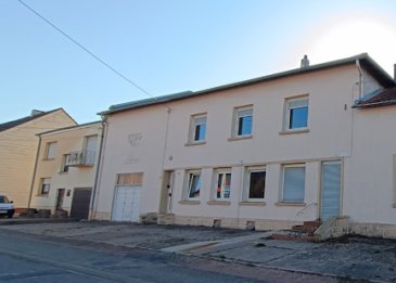 POUR PARTICULIERS ou INVESTISSEURS  - Maison d’habitation et ancien café de village 
Nous vendons au 115, rue de Metz à TROMBORN (57320), une maison d’habitation et sa belle et grande salle d’ancien café de village. L’ensemble est ainsi constitué :
•	En Rez-de-chaussée : Salle de l’ancien café de village (58,2 m²) avec son comptoir. Elle peut être transformée en un espace de salon et séjour.
•	Une cuisine spacieuse (26,3 m²), un séjour (25,12 m²), un espace véranda (18,5 m²) et terrasse à l’arrière pour un cadre agréable.
•	A l’étage : 5 chambres (de 14,5 à 16,8 m²), une salle de bains avec WC (8,6 m²), et des dégagements, parfait pour une habitation familiale ou un espace privatif.
•	Sous-sol complet : Cave offrant un espace de stockage généreux.
•	Combles non aménagés (74 m²) : Potentiel d’extension ou d’aménagement supplémentaire, pour une suite parentale ou une salle de home cinéma par exemple. 
•	Garage : Pour 2 véhicules avec porte motorisée, plus de nombreuses places de stationnement devant la propriété.
Atouts majeurs
•	Surface exceptionnelle : Plus de 250 m² habitables, rare sur le marché, avec des volumes généreux et modulables.
•	Disponibilité immédiate : Prêt à être occupé de manière individuelle ou transformé en appartements selon vos souhaits.
•	Extérieur : Terrasse à l’arrière et abords appartenant à la propriété
•	Équipements : Fibre optique, chauffage central au fuel avec poêle à bois en complément, fenêtres PVC double vitrage avec volets roulants.
Caractéristiques techniques
•	Construit en pierres de pays, couverture de tuiles mécaniques en parfait état, sur charpente traditionnelle.
•	Mitoyen des deux côtés, sur une parcelle de 10a40.
Localisation
Proche de la frontière allemande à moins de 5 kms, aussi des villes de BOULAY-MOSELLE, BOUZONVILLE et CREUTZWALD, ainsi que des écoles (regroupement), avec accès à la fibre pour une connexion optimale. 
N’hésitez pas à prendre contact pour des renseignements ou une visite avec :
Gérard STOULIG – Agent commercial EI – WIR SPRECHEN DEUTSCH
Au : 06 03 40 33 55 – Mail : agenceabel@gmail.com