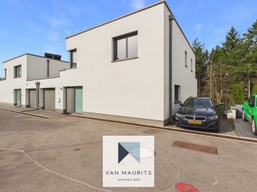 Situé à Neuhaeusgen dans la commune de Schuttrange cette maison libre des 3 côtés datant de 2021, bénéficie d'une surface habitable de ± 256 m² pour une superficie totale de ± 305 m² et se compose comme suit.

Au rez-de-chaussée le hall d'entrée de ± 12 m² dessert d'un côté une chambre de ± 19 m² avec une salle de douche séparé de ± 6 m² (douche, lavabo, miroir, chauffe-serviettes, wc), un wc séparé de ± 2 m² (lave-mains, miroir, wc) et un garage de ± 24 m², de l'autre côté le hall donne sur un séjour de ± 60 m² avec accès à un balcon de ± 9 m² et une cage d'escalier de ± 4 m². 

Au rez-de-jardin (étage -1) le hall dessert d'un côté un espace salle à manger de ± 34 m² avec cuisine aménagée/équipée ouverte de ± 23 m² avec accès à une terrasse de ± 89 m² et jardin de ± 322 m². La cuisine donne sur une arrière-cuisine de ± 6 m² équipée de rangements et un frigo/congélateur ainsi qu'un débarras/cave à vin de ± 5 m².
De l'autre côté un hall dessert un WC séparé (lave mains, miroir, wc), ainsi qu'un local buanderie et chaufferie de ± 15 m² avec un 2ième local technique (raccordements) séparé de ± 4 m².
Le rez-de-jardin comporte aussi un espace cave/dépôt jardin de ± 6 m² accessible de l'extérieur via la terrasse.

Au 1ier étage le hall de nuit de ± 4 m² dessert 2 chambres de ± 13 et 17 m², une salle de bain de ± 7 m² (baignoire, meuble lavabo, miroir avec rangements, wc, chauffe-serviette) ainsi qu'une chambre parentale de ± 15 m² avec terrasse de ± 7 m², dressing de ± 10 m² et une salle de douche séparé de ± 7 m² (douche, meuble double lavabo, miroir avec rangements, chauffe-serviettes, wc).

Un emplacement de parking extérieur de ± 15 m² complètent l'offre.

Généralités :
- Passeport énergétique A - A
- Pompe à chaleur, chauffage au sol.
- Fenêtres châssis PVC avec triple vitrage, volets électriques
- Air conditionné dans 2 chambres
- Jardin ± 322 m² avec terrasse ± 89 m²
- Animaux non-acceptés

Location meublée :
-	Disponible à partir du 20.03.2026
-	Location durée minimum 1 an automatiquement reconductible par périodes d'un an
-	Loyer EUR 4900,- / mois
-	Garantie locative 2 mois de loyer
-	Commission d'agence 1 mois de loyer plus TVA (répartis 50/50 entre Bailleur/Locataire)

Personne de contact:
Achille
Tel: +352 621 588 854
email: achille@vanmaurits.lu
