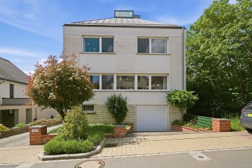 Maison familiale avec vue panoramique à Grevenmacher  178 m² habitables

Située sur les hauteurs de Grevenmacher, cette maison lumineuse et parfaitement agencée séduit avant tout par son emplacement exceptionnel et sa qualité de vie : une vue imprenable sur la vallée de la Moselle et les vignobles, une terrasse ensoleillée idéale pour profiter pleinement de l'extérieur, ainsi qu'une proximité immédiate avec les écoles, commerces et transports.

Points forts du bien

* Environ 178 m² habitables sur un terrain généreux
* Grande terrasse orientée plein sud avec vue panoramique sur les vignobles et la Moselle
* Charmant chalet de jardin, parfait pour les moments de détente ou les soirées conviviales
* Spacieux séjour / salle à manger baigné de lumière naturelle
* Cuisine entièrement équipée avec accès direct au balcon
* 4 chambres à coucher
* 2 salles de bains + WC séparé pour invités
* Niveau inférieur polyvalent avec garage, buanderie et espaces de rangement
* Idéal également pour un bureau à domicile, une salle de loisirs ou un espace hobby
* Garage et emplacements privatifs

Situation

La propriété se trouve dans une rue résidentielle calme et recherchée sur les hauteurs de Grevenmacher, à quelques pas des sentiers de promenade à travers les vignes.

Toutes les commodités du quotidien sont facilement accessibles :

* Supermarchés
* Pharmacies
* Cafés et restaurants
* Structures d'accueil et activités pour enfants

Excellent accès aux écoles :

* Maacher Schoul (école primaire)
* Maacher Lycée (enseignement secondaire)

Très bonnes connexions :

* Accès rapide à l'autoroute A1
* Luxembourg-ville et l'aéroport rapidement accessibles
* Gare de Manternach à proximité

Pourquoi cette maison est unique

La vue :
Une vue dégagée et durable sur les vignobles et la vallée de la Moselle - un atout rare et précieux.

La terrasse :
Une véritable extension de l'espace de vie, baignée de soleil du matin jusqu'au soir.

L'environnement :
Un cadre calme et verdoyant, tout en restant proche des commodités et des écoles de qualité.

Cette propriété représente une opportunité rare de profiter d'un cadre de vie familial privilégié à Grevenmacher. Emménagez immédiatement ou personnalisez les intérieurs selon vos goûts - l'emplacement et la vue feront toujours la différence.

Visites sur rendez-vous :
Myestate ? +352 661 267 888