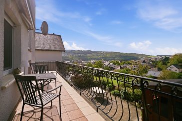 Maison familiale avec vue panoramique à Grevenmacher  178 m² habitables

Située sur les hauteurs de Grevenmacher, cette maison lumineuse et parfaitement agencée séduit avant tout par son emplacement exceptionnel et sa qualité de vie : une vue imprenable sur la vallée de la Moselle et les vignobles, une terrasse ensoleillée idéale pour profiter pleinement de l'extérieur, ainsi qu'une proximité immédiate avec les écoles, commerces et transports.

Points forts du bien

* Environ 178 m² habitables sur un terrain généreux
* Grande terrasse orientée plein sud avec vue panoramique sur les vignobles et la Moselle
* Charmant chalet de jardin, parfait pour les moments de détente ou les soirées conviviales
* Spacieux séjour / salle à manger baigné de lumière naturelle
* Cuisine entièrement équipée avec accès direct au balcon
* 4 chambres à coucher
* 2 salles de bains + WC séparé pour invités
* Niveau inférieur polyvalent avec garage, buanderie et espaces de rangement
* Idéal également pour un bureau à domicile, une salle de loisirs ou un espace hobby
* Garage et emplacements privatifs

Situation

La propriété se trouve dans une rue résidentielle calme et recherchée sur les hauteurs de Grevenmacher, à quelques pas des sentiers de promenade à travers les vignes.

Toutes les commodités du quotidien sont facilement accessibles :

* Supermarchés
* Pharmacies
* Cafés et restaurants
* Structures d'accueil et activités pour enfants

Excellent accès aux écoles :

* Maacher Schoul (école primaire)
* Maacher Lycée (enseignement secondaire)

Très bonnes connexions :

* Accès rapide à l'autoroute A1
* Luxembourg-ville et l'aéroport rapidement accessibles
* Gare de Manternach à proximité

Pourquoi cette maison est unique

La vue :
Une vue dégagée et durable sur les vignobles et la vallée de la Moselle - un atout rare et précieux.

La terrasse :
Une véritable extension de l'espace de vie, baignée de soleil du matin jusqu'au soir.

L'environnement :
Un cadre calme et verdoyant, tout en restant proche des commodités et des écoles de qualité.

Cette propriété représente une opportunité rare de profiter d'un cadre de vie familial privilégié à Grevenmacher. Emménagez immédiatement ou personnalisez les intérieurs selon vos goûts - l'emplacement et la vue feront toujours la différence.

Visites sur rendez-vous :
Myestate ? +352 661 267 888