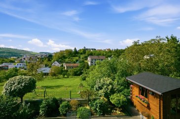Maison familiale avec vue panoramique à Grevenmacher  178 m² habitables

Située sur les hauteurs de Grevenmacher, cette maison lumineuse et parfaitement agencée séduit avant tout par son emplacement exceptionnel et sa qualité de vie : une vue imprenable sur la vallée de la Moselle et les vignobles, une terrasse ensoleillée idéale pour profiter pleinement de l'extérieur, ainsi qu'une proximité immédiate avec les écoles, commerces et transports.

Points forts du bien

* Environ 178 m² habitables sur un terrain généreux
* Grande terrasse orientée plein sud avec vue panoramique sur les vignobles et la Moselle
* Charmant chalet de jardin, parfait pour les moments de détente ou les soirées conviviales
* Spacieux séjour / salle à manger baigné de lumière naturelle
* Cuisine entièrement équipée avec accès direct au balcon
* 4 chambres à coucher
* 2 salles de bains + WC séparé pour invités
* Niveau inférieur polyvalent avec garage, buanderie et espaces de rangement
* Idéal également pour un bureau à domicile, une salle de loisirs ou un espace hobby
* Garage et emplacements privatifs

Situation

La propriété se trouve dans une rue résidentielle calme et recherchée sur les hauteurs de Grevenmacher, à quelques pas des sentiers de promenade à travers les vignes.

Toutes les commodités du quotidien sont facilement accessibles :

* Supermarchés
* Pharmacies
* Cafés et restaurants
* Structures d'accueil et activités pour enfants

Excellent accès aux écoles :

* Maacher Schoul (école primaire)
* Maacher Lycée (enseignement secondaire)

Très bonnes connexions :

* Accès rapide à l'autoroute A1
* Luxembourg-ville et l'aéroport rapidement accessibles
* Gare de Manternach à proximité

Pourquoi cette maison est unique

La vue :
Une vue dégagée et durable sur les vignobles et la vallée de la Moselle - un atout rare et précieux.

La terrasse :
Une véritable extension de l'espace de vie, baignée de soleil du matin jusqu'au soir.

L'environnement :
Un cadre calme et verdoyant, tout en restant proche des commodités et des écoles de qualité.

Cette propriété représente une opportunité rare de profiter d'un cadre de vie familial privilégié à Grevenmacher. Emménagez immédiatement ou personnalisez les intérieurs selon vos goûts - l'emplacement et la vue feront toujours la différence.

Visites sur rendez-vous :
Myestate ? +352 661 267 888