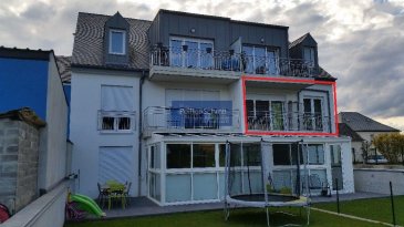 Bel appartement au premier étage (sans ascenseur) en parfait état, comprenant hall d\'entrée, cuisine équipée ouverte sur le salon-salle à manger, 2 chambres à coucher salle de bain, WC séparé, balcon 6m2, 1 garage fermé avec porte sectionnelle électrique au sous-sol,<br>jardin privatif, buanderie, cave privative.<br>A 10 min du Kirchberg, transports publics, bus et train.<br>Au calme dans une petite rue à faible trafic.