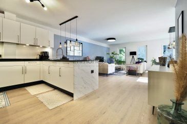 Superbe appartement moderne à Luxembourg-Rollingergrund avec terrasse et emplacement intérieur

immohub, votre expert immobilier à Luxembourg-Rollingergrund, est ravi de vous présenter cet appartement exceptionnel situé au rez-de-chaussée, à l'arrière d'une résidence construite en 2010 avec ascenseur. Offrant calme et confort, ce bien bénéficie d'une belle luminosité, d'une terrasse ainsi que d'un emplacement de parking intérieur.

L'appartement se compose comme suit :

-Hall d'entrée : 5,35 m²
-Double séjour spacieux avec cuisine équipée ouverte : 46,45 m²
-Terrasse : 14,20 m² accessible depuis le séjour et la chambre 
-Chambre I : 20,00 m²
-Bureau / Débarras : 5,56 m²
-Salle de bain avec douche, baignoire, WC et lavabo : 10,10 m²
-Cave privative : 1,43 m²

Détails supplémentaires :

-Année de construction : 2010
-Surface utile d'après cadastre 87,88 m²
-Double vitrage, châssis PVC, volets manuels
-Chauffage au gaz
-Classe énergétique : E/D
-Charges mensuelles : +/- 388€
-Résidence de 8 unités
-Électroménagers de marque Electrolux
-Emplacement intérieur 12,44 m²
-Orientation : Est

Idéalement situé à proximité de toutes commodités, accès rapide à Luxembourg-ville, cet appartement est une opportunité à ne pas manquer.