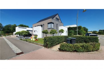 Maison d'Architecte à Munsbach
RE/MAX, leader luxembourgeois de l'immobilier, vous propose en exclusivité cette magnifique maison d'architecte (libre des 4 côtés) d'une surface totale d'environ 308 m2 (environ 243 m2 habitables) dotée d'un grand garage 2 voitures ( /- 40 m2), située dans le très sélect domaine du château à Munsbach à 10 minutes de Luxembourg-Ville. Cette demeure construite en 2010 et agencée avec des matériaux hauts de gamme est située sur un terrain de 7,17 ares et se compose d'un grand living en rez- de- chaussée avec la possibilité de le fermer entièrement grâce à des portes coulissantes sur mesure. La cuisine de marque Bulthaup tout en inox et sur- équipée comprend réfrigérateur, congélateur, plaque de cuisson à induction de marque Gaggenau, hotte aspirante, lave -vaisselle de marque Miele, four avec chauffe-plat et four vapeur de marque Gaggenau, cave à vin et un agencement particulièrement bien pensé . L'espace salle à manger comprend également une très belle cheminée design et donne tout comme le living sur la terrasse du jardin entièrement aménagé. De nombreuses gardes robes et placards intégrés et un WC séparé complètent le rez, l'accès vers la chaufferie et le double garage s'effectuant juste après l'entrée. L'ensemble du rez-de-chaussée est chauffé par le sol. Au premier étage se trouvent la chambre parentale avec grand dressing et salle de bain avec grande baignoire, douche et double lavabo et 1 chambre pouvant être convertie en bureau Au 2ème étage, se trouvent deux chambres, chacune avec salle de bain privative, et une buanderie Toute la maison est équipée de portes et de mobilier encastrés réalisés sur mesure, pour une optimisation maximale de l'espace. Les principales baies sont en outre équipées de stores à lamelles orientables (type Raffstore Grieser) Cette maison comprend également un système de sonorisation intégrée dans la cuisine, le living, la chambre parentale et la salle de bains du 1er étage. L'isolation est bien assurée par des fenêtres triple vitrage. Le sol est composé de parquet en chêne partout sauf salles de bain Le chauffage est au fioul et la classe énergétique / thermique CC Cette maison est également équipée d'un système d'alarme et d'un système vidéo avec parlophone. Cette magnifique maison dispose d'une situation idéale, à proximité de l'A1, de la gare de Munsbach, de l'aéroport de Luxembourg et du centre européen et financier du Kirchberg. Les nombreuses et modernes installations scolaires, culturelles et sportives de la Commune de Schuttrange, ainsi que les petits commerces (supermarché, boulangerie, boucherie, ...) sont à seulement quelques minutes de distance. Commission d'agence 3% plus TVA à la charge du vendeur.


Wunderschönes Architektenhaus ( freistehend ) mit einer Wohnfläche von 243 m² Wohnfläche ( ca. 310 m² Gesamtfläche  mit grosser Doppelgarage( /- 40 m2), in gesuchter Lage unterhalb des Munsbacher Schlosses, keine 10 Minuten vom Kirchberg oder der Stadt entfernt. Im Jahr 2010 auf einem 7,17 Ar grossen Grundstück erbaut. Hochwertige Austattung wie Massivparkett, Kamin, Bulthaupküche, Schiebetüren, Designerbadewanne etc? Fussbodenheizung im Erdgeschoss, grosse Fensterflächen, auf Mass gefertigte Einbauschränke. Modernes Videoalarmsystem. Vier Schlafzimmer, davon ein Master-Bedroom mit eigenem Bad und Ankleidezimmer.

Munsbach bietet beste Verkehrsanbindung sowie gute innerörtliche Infrastruktur.

