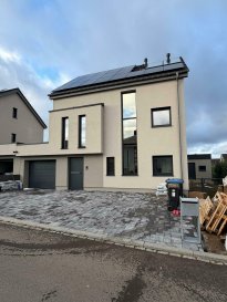 +++MAISON AVEC APPARTEMENT INTEGRÉ+++

Cette maison offre un cadre de vie très cosy,
chaleureux, intime et tranquille.

Superbe maison de HAUTE GAMME avec une surface habitable de +/- 147.9m2 sis sur un terrain de 3.37 ares situé à Nocher.
Cette belle maison neuve et moderne ce compose comme ceci:

- Au rez-de-chaussée on trouve un grand garage pour une voiture, buanderie, et appartement avec entrée complètement séparé de la maison comprenant, Living spacieux/Salle à manger avec espace cuisine donnant vers une belle terrasse et jardin sans vis à vis et clôture, une salle de douche, et une grande chambre à coucher et débarras.

- 1er étage vous disposer:
Très beau living/salle à manger, spacieuse cuisine ouverte très bien équipée avec des grandes baie vitrés, chambre à coucher, et salle de douche.

- Au 2ème étage:
Hall de nuit, ainsi que deux belles chambres à coucher, une salle de douche avec fenêtre et WC et local technique.

- Grenier/espace rangement.

Maison équipé des panneaux solaire.

La maison dispose de finitions haute de gamme.
Prestations et matériaux de qualité (construction traditionnelle , menuiseries triple vitrage, porte de garage motorisée, portes, sanitaires, carrelages , etc.

Pour plus de renseignements ou une visite (visites également possibles le samedi sur rdv), veuillez contacter le 691 850 805.