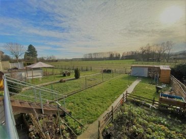 !!!!!!!!!!!!!!! Belle maison à visiter absolument !!!!!!!!!!!<br><br>ImmoNordstroos à l\'honneur de vous proposer cette belle maison mitoyenne libre de 3 côtés, excellent état avec une surface de +-180m2.<br>Composition comme suite,<br>-3 caves dont une avec douche et WC, sortie vers jardin avec 18m2 couvert (de la terrasse qui est sur piliers).<br>-rdch : 1 salon/chambre à coucher, grand salle à manger/salon, grande cuisine plein SUD, sortie vers terrasse avec escalier qui donne dans le jardin<br>- 1 étage : 2 chambres à coucher, couloir et salle de bain<br>- 2 étage : grenier aménagé (bois apparent) en 1 chambre à coucher +-25m2 divisible en 2 chambres avec armoires aménages dans la mansarde et grenier séparé.<br><br>Petit passage de côté avec largeur +-1.5m pour pouvoir accéder directement au jardin/derrière la maison.<br><br>Rénovations faites:<br>- Toiture <br>- Nouveau compteur et tableau électrique <br>- Nouvelle chaudière à gaz + installation 2 an<br>- Fenêtres et portes remplacé +-1 an<br><br>Pour plus de renseignements ou une visite (visites également possibles le samedi sur rdv), veuillez contacter le 691 238 008.<br>