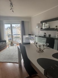 L'agence CIMOLUX vous présente la vente d'un studio entièrement rénové situé à Esch-sur-Alzette.
Ce studio d'une superficie d'environ 38 m², construit en 1976, se situe au 2? étage d'une résidence bien entretenue, dans la rue Sidney Thomas, un secteur calme et bien desservi.


Le bien se compose d'un espace salon / salle à manger lumineux, d'une cuisine équipée séparée, ainsi que d'une salle de bain moderne avec douche, entièrement rénovée.

Une cave privative et une buanderie commune complètent ce bien.

Grâce à sa rénovation complète, le studio ne nécessite aucun travaux et convient parfaitement aussi bien pour un premier achat que pour un investissement locatif, les petites surfaces étant très recherchées dans le secteur d'Esch-sur-Alzette.


La localisation est idéale, à proximité des commerces, transports en commun, écoles et axes routiers, tout en offrant un accès rapide au centre-ville et au quartier de Belval.

Points forts :

Environ 38 m²
Entièrement rénové
Cuisine séparée
Salle de bain moderne
Cave
Buanderie

Pour plus d'informations ou pour organiser une visite, n'hésitez pas à contacter CIMOLUX, votre partenaire immobilier de confiance.

Pour l'obtention de votre crédit, nos contacts avec nos partenaires financiers vous permettront d'avoir les meilleures conditions.