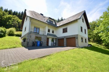 L\'agence immobilière Christine SIMON vous présente en exclusivité cette très belle maison construite en 1992 et implantée sur un terrain de 18,58 ares.<br>Surface habitable 251,20 m2 et la surface utile 384 m2.<br><br>Elle se compose comme suit:<br><br>Au rez-de-chaussée 132,90 m2:<br>Hall d\'entrée, garage pour deux voitures, grande pièce  d\'env. 26,60 m2 avec salle de douche attenante idéal pour salle de sport ou chambre, une buanderie de 11,60 m2, chaufferie 10 m2, réserve 14,80 m2 cave à vin de 8,80 m2.<br><br>Au premier étage 133,40 m2:<br>Hall d\'accueil d\'env. 20 m2, salon avec cheminée à feu de bois, salle à manger et cuisine équipée ouverte et un débarras, 62 m2 le tout, avec accès vers la veranda d\'env. 40 m2, terrasse d\'env. 23,50 m2 et le jardin , une chambre à coucher avec dressing entièrement rénovée sols et murs et une salle de bain.<br><br>Au deuxième étage 118,20 m2:<br>Hall de passage et hall de nuit , trois chambres à coucher d\'env. (20 m2, 22 m2, 16m2), espace bureau d\'env. 24 m2 salle de douche et un débarras.<br><br>Chaudière à mazout (fuel)  de 1992, fenêtres en bois double vitrage 1992 et 2012, toiture 1992, appareils électroménagers de la cuisine marque Miele de 2017.<br>La maison se trouve dans un bon état général et ne nécessite pas de gros travaux.<br><br>Pour de plus amples renseignements ou une visite de la maison n\'hésitez pas à nous contacter au numéro: 26 53 00 30 ou Gsm: 621189059 ou par mail au info@christinesimon.lu<br><br>Nous sommes en permanence à la recherche des biens pour nos clients solvables, donc si vous désirez vendre ou louer appelez Christine SIMON.<br><br>La commission de vente de 3% + TVA sont à charge du vendeur.