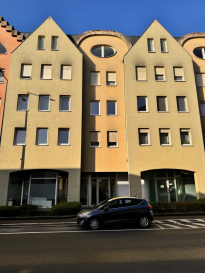 A louer, appartement 1 chambre sur +/- 55 m2 au 23 route de luxembourg à BETTEMBOURG.

Situé au 2ème étage d'une belle résidence avec ascenseur, l'appartement s'ouvre sur un hall d'entrée qui dessert toutes les pièces.

Vous disposerez d'un séjour lumineux avec une cuisine ouverte 30.35 m2, d'une salle de bains (baignoire) de 4.86 m2, et d'une grande chambre de 14.46m2.

Au sous-sol, un emplacement privatif dans la buanderie commune, une cave et un emplacement de parking complètent l'ensemble.

Disponibilité : immédiatement

BETTEMBOURG se situe à proximité des axes autoroutiers. Très attractive et appréciée des familles, la commune dispose de toutes les commodités telles que des commerces, des restaurants, des crèches, une gare, des écoles publiques.

Loyer mensuel : 1400 euros
Charges mensuelles : +/-250 euros
Caution ou garantie bancaire : 2 mois de loyer 
Frais d'agence : 50% du loyer + TVA à charge du Locataire et 50% du loyer + TVA à charge du Bailleur

Si ce bien vous interresse afin d'organiser une visite merci de bien vouloir vous adresser par mail à :
progetra@pt.lu