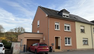 Ettelbruck - Belle maison jumelée avec jardin et garage.

Home Project vous propose cette belle maison jumelée d'une surface totale de 147m2, idéalement située à Ettelbruck, rue G.D. Joséphine-Charlotte, sur un terrain de 2,70 ares.
La maison bénéficie d'un emplacement privilégié, à proximité immédiate du centre-ville et de toutes les commodités : commerces, restaurants, écoles, maison relais, arrêts de bus, ainsi que des principaux axes menant vers Diekirch, Mersch et Luxembourg-Ville.

Composition:

Rez-de-chaussée:
- Hall d'entrée
- Living/séjour avec salle à manger
- Cuisine entièrement équipée (datant de 2020) avec accès sur la terrasse
- Salle à manger 
- WC séparé
- Terrasse couverte

1er étage:
- Hall de nuit 
- Chambre principale avec dressing
- 2ème chambre 
- Salle de douche avec WC et double lavabo.
- Accès au grenier

2ème étage:
-Grenier et une chambre supplémentaire

Sous-sol:
- Caves diverses
- Chaufferie (chauffage de 2012)
- Accès direct au jardin

Annexe:
- Garage 1 voiture
- Grande terrasse au dessus du Garage

Atouts & informations techniques
- Beau jardin aménagé
- Toiture et façade rénovées de 2001
- Fenêtres à double vitrage (2000)
- Installation électrique conforme aux normes selon le propriétaire

Si vous souhaitez plus d'informations ou voulez faire une visite, contacter nous par
Mail: info@home-project.lu
Tel: 26 36 11 12

Ettelbruck - Schöne Doppelhaushälfte mit Garten und Garage.

Home Project bietet Ihnen dieses schöne Doppelhaus mit einer Gesamtfläche von 147m2 in idealer Lage in Ettelbruck, Rue G.D. Joséphine-Charlotte, auf einem Grundstück von 2,70 Ar an.
Das Haus genießt eine privilegierte Lage, in unmittelbarer Nähe des Stadtzentrums und aller Annehmlichkeiten: Geschäfte, Restaurants, Schulen, Maison Relais, Bushaltestellen sowie die Hauptachsen, die nach Diekirch, Mersch und Luxemburg-Stadt führen.

Zusammensetzung:

Erdgeschoss:
- Eingangshalle
- Wohn-/Wohnzimmer mit Esszimmer
- Vollständig ausgestattete Küche (von 2020) mit Zugang zur Terrasse
- Esszimmer 
- Separates WC
- Überdachte Terrasse

1. Stock
- Schlafhalle 
- Hauptschlafzimmer mit Ankleidezimmer
- 2. Schlafzimmer 
- Duschraum mit WC und Doppelwaschbecken.
- Zugang zum Dachboden

2. Stockwerk
-Dachboden und ein weiteres Schlafzimmer

Untergeschoss:
- Verschiedene Keller
- Heizraum (Heizung von 2012)
- Direkter Zugang zum Garten

Nebengebäude:
- Garage für 1 Auto
- Große Terrasse über der Garage

Vorteile & technische Informationen
- Schöner angelegter Garten
- Renoviertes Dach und Fassade von 2001
- Fenster mit Doppelverglasung (2000)
- Normgerechte Elektroinstallation laut Eigentümer

Wenn Sie weitere Informationen wünschen oder eine Besichtigung machen möchten, kontaktieren Sie uns bitte per
Mail: info@home-project.lu
Tel: 26 36 11 12

Ettelbruck - Attractive semi-detached house with garden and garage.

Home Project offers you this beautiful semi-detached house with a total surface area of 147m2, ideally located in Ettelbruck, rue G.D. Joséphine-Charlotte, on a plot of 2.70 ares.
The house benefits from a privileged location, in the immediate vicinity of the town center and all amenities: shops, restaurants, schools, Maison Relais, bus stops, as well as the main roads leading to Diekirch, Mersch and Luxembourg-City.

Composition:

First floor:
- Entrance hall
- Living room with dining area
- Fully equipped kitchen (from 2020) with access to terrace
- Dining room 
- Separate WC
- Covered terrace

1st floor:
- Night hall 
- Master bedroom with dressing room
- 2nd bedroom 
- Shower room with WC and double washbasin.
- Access to attic

2nd floor:
-Attic and additional bedroom

Basement:
- Various cellars
- Boiler room (2012 heating)
- Direct access to garden

Outbuilding:
- 1-car garage
- Large terrace above the garage

Assets & technical information
- Attractive landscaped garden
- Roof and facade renovated in 2001
- Double-glazed windows (2000)
- Electrical installation up to standard according to owner

For more information or to arrange a viewing, please contact us by
Mail: info@home-project.lu
Tel: 26 36 11 12