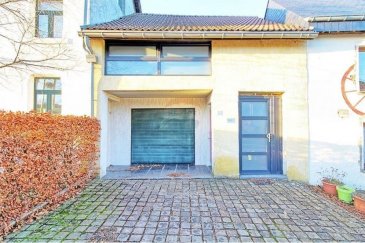 Veuillez contacter Gracinda De Jesus pour de plus amples informations : 
- T : 621 810 140
- E : gracinda.dejesus@remax.lu

REMAX, Spécialiste de l'immobilier à Perlé, vous propose, en exclusivité cette maison à rénover.

D'une superficie totale de 150 m², cette maison se situe dans une rue très calme et se compose comme suit :

- Au rez-de-chaussée vous trouverez un garage fermé, pouvant être transformé en salon et un espace cuisine donnant accès sur une belle terrasse avec une vue imprenable.
- Au premier étage vous pouvez transformer en living et deux chambres.

Un grand garage et un grand jardin.

* Photos de l'aménagement de l'intérieur non contractuels.

N'hésitez pas à nous contacter pour plus d'information.

Frais d’agence RE/MAX : 3 % du prix de vente à la charge de la partie venderesse + TVA