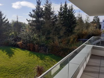 Plus des photos sur notre site www.spaceplus .lu
Disponible à partir du 1er novembre 2025.
Découvrez ce charmant duplex mis en location à Bertrange, Luxembourg, proposé par Spaceplus immobilier.
Détails de la propriété: Cette magnifique propriété, construite en 2017, s'étend sur une surface de 150 m². Elle comprend trois grandes chambres et deux salles de bains, assurant ainsi un confort optimal pour tous. La cuisine est entièrement équipée.
 Le bien dispose également d'un accès à la fibre optique. Un balcon de 6 m², orienté sud-west.
Les futurs locataires apprécieront son parking intérieur, un atout précieux. Pratique, il intègre une cave 8m2 et une buanderie. 
 itué dans un immeuble avec ascenseur et espace de stockage pour vélos, ce duplex moderne promet une vie quotidienne confortable et simplifiée. 
Disponible à partir du 1er novembre 2025.

À proximité des commodités: Le quartier de Bertrange est connu pour sa tranquillité alliée à une offre généreuse de services tels que les établissements scolaires renommés. Vous y trouverez facilement de nombreuses options pour le shopping et la restauration. Les amateurs de nature pourront profiter des parcs environnants qui offrent diverses possibilités de loisirs. Un réseau de transport bien développé assure une accessibilité sans tracas, facilitant les déplacements vers et depuis le centre-ville ou ailleurs au Luxembourg.

Ne manquez pas cette opportunité unique! Contactez-nous dès maintenant via le formulaire de contact ou par téléphone pour organiser une visite.