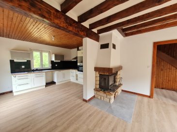 Maison composée de :
au rez-de-chaussée : entrée, salon/salle à manger ouvert sur cuisine équipée, salle de bains, WC séparés et buanderie.
A l'étage : 2 chambres, un bureau et un WC avec lave-mains
Garage, terrasse, jardin
Chauffage bois et électrique