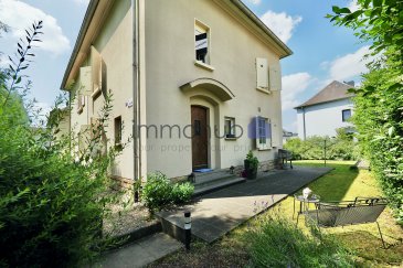 immohub, votre partenaire immobilier à Differdange, en collaboration avec G.I.L., vous propose une maison unifamiliale jumelée sur un terrain de 3,12 ares orienté ouest, située dans un quartier résidentiel calme. Cette maison, offrant 4 chambres, une cave, un jardin et un garage-box fermé, se compose comme suit :

Rez-de-chaussée (Hauteur sous plafond : 2,61 m) :
-Hall d'entrée : 7,70 m²
-WC séparé : 1,60 m²
-Cuisine équipée indépendante : 6,05 m²
-Séjour : 26,10 m²

1er étage :
-Hall de nuit : 3,80 m²
-Chambre I : 12,20 m²
-Chambre II : 13,90 m²
-Salle de douche : 6,10 m²

2ème étage :
-Hall de nuit : 2,60 m²
-Chambre III : 10,00 m² pour une hauteur de 1,80 m (14,55 m² au sol)
-Chambre IV : 12,50 m² pour une hauteur de 1,80 m (19,35 m² au sol)

Sous-sol :
-Hall de cave : 2,95 m²
-Buanderie / Douche : 12,10 m²
-Cave / Stockage : 3,85 m²
-Cave avec sortie vers le jardin : 13,80 m²
-Local technique : 4,95 m²

Détails complémentaires :
-Année de construction : 1968
-Double vitrage / Châssis PVC / Volets battants
-Chauffage au gaz / Chaudière De Dietrich (1999)
-Fibre optique
-Surface habitable : +/- 102,55 m² / Surface brute : +/- 151,60 m²
-CPE : G / H
-Terrasse et jardin
-Garage-box fermé inclus dans le prix
-Charges : +/-300 €