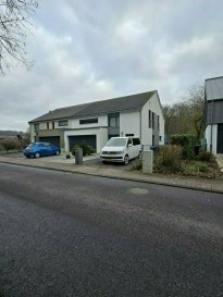 Belle maison de charme située à Syren, commune de Weiler-la-Tour, d'une surface brute d'environ 280 m² dont 174.9 m² habitables. 
Cette magnifique demeure, bâtie sur un terrain d'environ 5 ares, se trouve dans un quartier calme et bénéficie d'une situation géographique et stratégique idéale, à proximité de tous les commerces et de l'accès autoroutier. 

La maison se compose comme suit :
Sous-sol :
- Local technique : 17 m²
- Cave 1 : 24 m²
- Cave 2 : 17 m²

Rez-de-chaussée : 
- Séjour et cuisine bien équipée de+/- 60 m²
- Cellier : 8 m²
- Hall d'entrée : 10 m²
- Chambre ou bureau : 10 m²
- Salle d'eau et WC : 5 m²

Premier étage :
- Chambre 1 et dressing : 19 m² + 8 m² = 27 m²
- Chambre 2 : 20 m²
- Chambre 3 : 15 m²
- Bureau : 15 m²
- Salle de bains : 19 m²

Extérieurs et dépendances : 
- Grande terrasse de 48 m² 
- Jardin de 130 m² 
- Garage pour 2 voitures avec borne électrique 
- Parking extérieur pour 3 voitures
- Toiture 30 m² de panneaux photovoltaïques, l'électricité est gratuite.

La maison a été rénovée il y a environ deux mois (peinture, parquet, etc.)

Pour tout renseignement complémentaire ou information veuillez nous contacter par email info@immonordstrooss.lu ou par Tél: 691 850 805.

Proposition de crédit/financement à taux compétitif auprès des banques Luxembourgeoise incluse dans nos services gratuits.