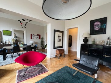 Elégance et cachet en plein coeur de Thionville.. A Thionville, face au Parc Napoléon, appartement de 163 m² au premier étage d'un immeuble de caractère alliant charme de l'ancien et prestations de qualité.
Dès l'entrée, le ton est donné : volumes généreux, hauteur sous plafond et belle lumière créent une atmosphère chaleureuse et raffinée. Le salon, la salle à manger et le bureau s'organisent en enfilade, offrant un espace de vie élégant et fonctionnel, prolongé par une terrasse avec une vue imprenable sur le parc.
Grande cuisine équipée avec balcon, 2 celliers, WC séparé.
Côté nuit, trois chambres dont une de 23 m2 offrent confort, tranquillité et calme.
Ce bien rare bénéficie également de deux caves et d'un garage.

Les informations sur les risques auxquels ce bien est exposé sont disponibles sur le site Géorisques : www.georisques.gouv.fr » 

Renseignements et visites : 
- Karine Karas : 06 08 31 19 87 
- Katia Moriceau : 06 75 66 99 25
Copropriété de 5 lots (Pas de procédure en cours).
Charges annuelles : 1.00 euros.