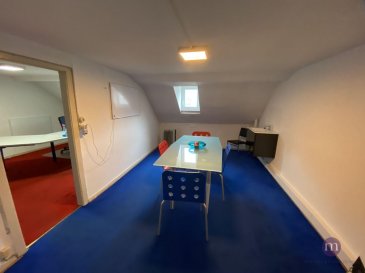 Bureau meublé sis au 4ème étage (sans ascenseur) de +/- 25 m2 et comprenant : 2 pièces, WC séparé sis au 3ème étage<br><br>Loyer mensuel HTVA : 450,-€<br>Charges mensuelles: 65,-€<br><br>Revêtement du sol: tapis plain<br>Chauffage électrique<br>Fibre optique<br>Disponible de suite<br><br>Très bonne situation en plein Centre-Ville, bonne connexion bus et tramway.