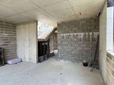 Maison unifamiliale 4 chambres - 285 m² - Terrain 3,63 ares - Capellen

Située à Capellen, cette magnifique maison unifamiliale libre de trois côtés, actuellement en construction, offre une surface utile de 285 m² sur un terrain de 3,63 ares.

Pensée pour offrir un confort de vie optimal, la maison séduit par ses volumes généreux, sa luminosité et son agencement moderne, sans vis-à-vis, dans un environnement calme et résidentiel.

Au rez-de-chaussée, vous découvrez un spacieux séjour baigné de lumière avec une hauteur sous plafond de 3 mètres, offrant un accès direct à une terrasse à l'arrière ainsi qu'à un grand jardin privatif, idéal pour profiter des beaux jours. Ce niveau comprend également un WC séparé, un débarras ainsi qu'un double garage.

Au premier étage, la maison propose une première chambre avec dressing et salle de douche privative. Vous y trouverez également deux autres chambres, une salle de bain ainsi qu'un WC séparé.

Le deuxième étage est entièrement dédié à une superbe suite parentale, comprenant un dressing, une salle de bain avec sauna, ainsi qu'une terrasse à l'avant et une terrasse à l'arrière.

Au sous-sol, un grand espace aménageable complète le bien, avec une salle de douche, une chaufferie, un local technique ainsi qu'une vaste surface permettant l'aménagement d'une salle de sport ou d'un espace bien-être.

Construite avec des matériaux de dernière génération, cette maison passive garantit un excellent confort thermique et des performances énergétiques optimales.

- Maison unifamiliale libre sur trois côtés
- Double garage + possibilité de stationner deux véhicules devant la maison
- Terrasse et grand jardin
- Suite parentale avec sauna et terrasses
- Hauteur sous plafond de 3 mètres au rez-de-chaussée
- Maison passive

TVA 3% réduite comprise dans le prix (sous condition d'acceptation)  
Livraison prévue : 1er trimestre 2027

- Environnement calme et sans vis-à-vis
- Accès autoroutier rapide
- Proximité des écoles, communes et maisons relais

Consultez la brochure complète du bien ici :  
https://drive.google.com/file/d/1z7w_fL8ivLj1F-gQkvNGhu4k081sia_F/view?usp=drive_link

Contactez-nous pour plus d'informations ou organiser un rendez-vous :  
+352 691 255 036 / +352 28 79 26 06 / info@efapromo.lu