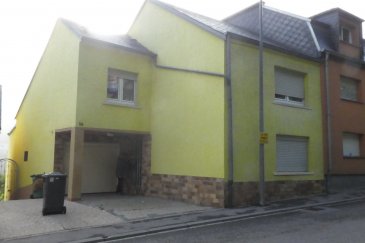 Rdc: Garage pour 1 voiture, toilette séparée, cuisine équipée ouverte, Living et salle à manger
1er étage: 3 chambres à coucher, petite salle à douche
Grenier aménageable
Extérieur: petit jardin avec petit terrasse couverte