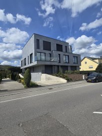Immo Nordstrooss vous propose à la vente un Appartement Cosy au coeur de Steinsel situé au 1er étage d'une résidence de haut gamme (année de construction: 2023). 

L'appartement offre 86.10 m2 de surface utile 
- Deux belle chambres lumineuses, 
- Agréable espace de vie lumineux comprenant séjour, salle à manger et cuisine ouverte donnant accès au balcon, 
- un balcon de 5.10 m², 
- une salle de douche, WC et double lavabo, 

S'ajoutent une cave privatif, et espace dans la buanderie commune.
Un emplacement de parking peut être acquis en supplément au prix de EUR 55,000 

Steinsel séduit par son équilibre entre nature et proximité urbaine. Cette commune à taille humaine offre un cadre paisible, tout en restant proche des commodités, des écoles, des commerces et des axes de mobilité, garantissant une excellente qualité de vie. 
Prestations & techniques : 
Menuiseries PVC avec triple vitrage 
Volets motorisés 
Ventilation double flux 
Chauffage au sol via pompe à chaleur 
Excellente performance énergétique (classe A-B)

Pour tout complément d'information et/ou la documentation détaillée, contactez-nous au tél: 691 850 805. 
Proposition de crédit/financement à taux compétitif d'une banque luxembourgeoise incluse dans nos services gratuits.