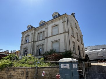 SITUÉ AU 1er ÉTAGE DE LA MAISON DE MAÎTRE EN COMPLÈTE RESTRUCTURATION, bel appartement avec entrée privative, disponible « clés en mains » en mars 2027, disposant de +/- 146 m2 habitables, comprenant :

- Hall d'accueil
- Salon et salle à manger.
- Cuisine non équipée ouverte sur salle à manger.
- 3 chambres à coucher dont 2 disposant d'une salle de bains privative.
- WC séparé.
- Cave et buanderie privative.
- 2 parkings extérieurs.

Les plans intérieurs restent modifiables selon vos souhaits et les possibilités techniques à respecter.

Faibles charges mensuelles.

Finition haut de gamme : fenêtres triple vitrage et volets électriques, chaudière pompe à chaleur et chauffage au sol, peinture intérieure incluse.

Une invitation unique au Bien-Vivre dans un cadre verdoyant... Ce nouveau lotissement s'intègre harmonieusement au village et à son environnement résidentiel. Toutes les commodités à disposition : écoles, commerces, transports publics, structures de santé & bien-être, loisirs et sports... Le projet d'architecture idéalement situé, dans un quartier résidentiel calme, comprendra 5 maisons de grand standing, 3 appartements et 1 duplex de type « loft ».

Le maître d'ouvrage a opté pour des constructions contemporaines, privilégiant un habitat confortable, comprenant des grandes pièces de vie ouvertes vers l'extérieur par de larges baies vitrées.

Disponible 