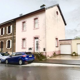 AXHOME IMMO vous propose cette maison libre de trois côtés d'environ 100 m² (160 m² habitables), comprenant 2 chambres à coucher avec possibilité de créer une 3áµ‰ chambre au grenier ou au rez-de-chaussée.

Le bien est situé à Oberkorn, commune de Differdange, dans un quartier calme et proche de toutes les commodités.

La maison se compose comme suit :

Sous-sol :
- Cave
- Local technique
- Buanderie
- WC

Rez-de-chaussée :
- Hall d'entrée
- Séjour
- Cuisine équipée
- Salon ou (1 chambre)
- Accès jardin

2áµ‰ étage :
- Hall de nuit
- Salle de bains avec WC
- 2 chambres communicante 

Combles :
- Grand grenier avec possibilité d'y aménager une chambre supplémentaire

Viennent compléter ce bien : un garage fermé et un emplacement extérieur.

Les atouts :
- Disponible de suite
- Quartier Fussbahn
- 3 côtés libres
- Spacieuse
- Grand jardin
- Travaux de rénovation à prévoir

Pour plus d'informations, contactez-nous :
- Par téléphone : +352 691911993
- Par e-mail : info@axhome.lu

Nous restons également à votre entière disposition si vous souhaitez vendre ou louer votre bien. Nous prenons en charge toutes les démarches administratives liées à l'immobilier.

Nous sommes aussi à votre disposition pour des estimations gratuites.

 ---------- 
AXHOME IMMO bietet Ihnen dieses freistehende Haus mit ca. 100 m² (160 m² Wohnfläche) an, bestehend aus 2 Schlafzimmern mit der Möglichkeit, ein drittes Schlafzimmer im Dachgeschoss oder im Erdgeschoss zu schaffen.

Die Immobilie befindet sich in Oberkorn, Gemeinde Differdingen, in einem ruhigen Viertel und in der Nähe aller Annehmlichkeiten.

Das Haus gliedert sich wie folgt:

Kellergeschoss:
- Keller
- Technikraum
- Waschküche
- WC

Erdgeschoss:
- Eingangsbereich
- Wohnzimmer
- Einbauküche
- Wohnzimmer oder (1 Schlafzimmer)
- Zugang zum Garten

2. Stock:
- Flur
- Badezimmer mit WC
- 2 miteinander verbundene Schlafzimmer

Dachboden:
- Großer Dachboden mit der Möglichkeit, ein zusätzliches Schlafzimmer einzurichten

Vervollständigt wird dieses Angebot durch eine geschlossene Garage und einen Außenstellplatz.

Vorteile:
- Sofort verfügbar
- Fussbahn-Viertel
- 3 freie Seiten
- Geräumig
- Großer Garten
- Renovierungsarbeiten erforderlich

Für weitere Informationen kontaktieren Sie uns:
- Per Telefon: +352 691911993
- Per E-Mail: info@axhome.lu

Wir stehen Ihnen auch gerne zur Verfügung, wenn Sie Ihre Immobilie verkaufen oder vermieten möchten. Wir übernehmen alle administrativen Schritte im Zusammenhang mit Immobilien.

Wir stehen Ihnen auch für kostenlose Schätzungen zur Verfügung.

 ---------- 
AXHOME IMMO offers you this free-standing house on three sides of about 100 m² (160 m² living space), including 2 bedrooms with the possibility of creating a 3rd bedroom in the attic or on the ground floor.

The property is located in Oberkorn, municipality of Differdange, in a quiet neighborhood close to all amenities.

The house is composed as follows:

Basement:
- Cellar
- Technical room
- Laundry room
- WC

Ground floor:
- Entrance hall
- Living room
- Equipped kitchen
- Lounge or (1 bedroom)
- Garden access

2nd floor:
- Night hall
- Bathroom with WC
- 2 communicating bedrooms

Attic:
- Large attic with the possibility of converting it into an additional bedroom

Completing this property: a closed garage and an outdoor parking space.

Advantages:
- Available immediately
- Fussbahn neighborhood
- 3 sides free
- Spacious
- Large garden
- Renovation work to be planned

For more information, contact us:
- By phone: +352 691911993
- By email: info@axhome.lu

We also remain at your entire disposal if you wish to sell or rent your property. We handle all administrative procedures related to real estate.

We are also available for free estimates.

 ---------- 
AXHOME IMMO bitt Iech dëst Haus mat 3 fräie Säiten un, mat +/− 100m2 habitable(160m2 notzbare) Fläch an 3 Schlofkummeren.

D'Propriétéit läit zu OBERKORN an der Gemeng Déifferdeng, an enger roueger Géigend no bei all wichtege Servicer.

D'Haus ass esou opgedeelt:

Keller:
- Kellerraum
- Technesche Raum
- Wäschkichen
- Toilette

Erdgeschoss:
- Entrée
- Wunnzëmmer
- Equipéiert Kichen
- Salon oder (1 Schlofkummer)
- Zougang an de Gaart

1. Stack:
- Iwwergang
- Buedzëmmer mat WC
- 2 Schlofkummeren

Dachgeschoss:
- Grousst Dachgeschoss mat Méiglechkeet eng zousätzlech Schlofkummer anzeriichten

Am Ganzen eng zougemaach Garage + eng Parkplaz dobaussen

Virdeeler:
Direkt disponibel
Ruhëg Quartier
3 fräi Säiten
Vill Plaz
Grousse Gaart
Renovatiounen virzegesinn

Fir weider Informatiounen kontaktéiert eis:
- Tel.: +352 691911993
- E-Mail: info@axhome.lu

Mir stinn Iech och zur Verfügung, wann Dir Är Immobilie wëllt verkafen oder verlounen. Mir këmmeren eis ëm all administrativ Formalitéiten am Zesummenhang mat der Immobilie.

Mir bidden och gratis Schätzungen un.