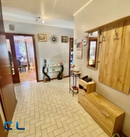 Spacieux appartement en très bon état, très lumineux et bien agencé.
Comprenant, un hall d\'entrée, une cuisine équipée séparée, un grand living, deux chambres à coucher, une salle de bain et une salle de douche, une cave au sous-sol et un garage.
Plusieurs travaux de rénovation effectué dans l\'appartement  il y a trois ans.
Situé dans une résidence à proximité des commerces, bon accès routier et autoroutier.

Les frais d\'agence sont à charge du vendeur
Ref agence : EAMGJPM151-153_3