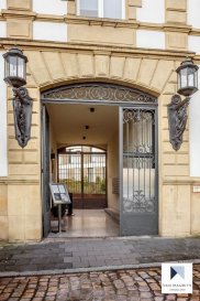 Situé au coeur de Luxembourg-ville, dans une rue calme avec vue exceptionnelle sur le Grund et le pont Rouge, cet appartement de haut standing meublé présente une surface habitable de ± 60 m². Niché au 2e étage (avec ascenseur) d'un immeuble de style, il se compose comme suit :
 
Un salon ± 12 m² avec meuble, télévision et stereo surround ainsi qu'un canapé-lit, un espace repas/bureau aménagé ± 14 m² Poliform, un espace chambre ± 13 m² semi-ouvert sur le salon, une cuisine ± 12 m² équipée Bulthaup avec cave à vin, four et micro-ondes, machine à laver et frigo, un espace vesitiaire ± 2.5 m² et une salle de douche ± 7 m² tout en marbre (douche, lavabo et wc).
 
Une cave ± 10 m² (première cave, côté droit) et un emplacement de garage  ± 15 m² complètent l'offre.
 

Détails complémentaires :
 
- Disponibilité immédiate ;
- Parquet dans tout l'appartement, chauffage par radiateurs, double vitrage, encadrements bois, occultations intérieure ;
- Loyer: 2400 €/mois ; charges: 280 €/mois ; garantie bancaire: 3 mois de loyer ;
- Frais d'agence: 1 mois de loyer + TVA à 17% ;
- Emplacement de garage inclus dans le prix de la location ;
- Contrat d'un an reconductible par tacite reconduction.