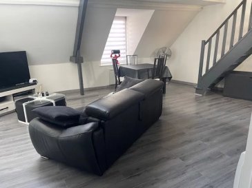 Dans une petite copropriété agréable, 
Appartement soigné, en duplex offrant séjour, cuisine, salle de bain et bureau en duplex, toilette séparé, grands placards.
Parking extèrieur privé. 
Charges copro an / 572,55 euros 
commerces de proximité-campagne de la MEL-
transport urbains(bus, metro 4 cantons, velos,) 
Ideal 1 er achat ou investissement.
 Barbara IMMOBILIER