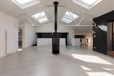 À VENDRE : Appartement loft d'architecte au coeur de Thionville. Situé à Thionville, cet ancien atelier d'architecte a été transformé en logement contemporain en 2015.
Un lieu rare, au cachet industriel et à l'esprit loft, qui séduira les amateurs de biens atypiques et de beaux volumes.
L'appartement offre une entrée, un vaste salon-séjour lumineux avec accès à la terrasse, une cuisine ouverte au style épuré, une passerelle originale menant à la partie nuit, trois chambres, une grande salle de bain avec double vasque et douche à l'italienne, ainsi qu'un sanitaire indépendant et un cellier/local technique.
Deux grandes places de parking couvertes et deux caves, dont une accessible directement depuis le logement complètent cet ensemble.
Un bel appartement à découvrir sans tarder.

Les informations sur les risques auxquels ce bien est exposé sont disponibles sur le site Géorisques : www.georisques.gouv.fr » 

Renseignements et visites : 
- Karine Karas : 06 08 31 19 87 
- Katia Moriceau : 06 75 66 99 25

 (3.00 % d'honoraires TTC à la charge de l'acquéreur.)
Copropriété de 3 lots - dont 1 lots habitation. (Pas de procédure en cours).
Charges annuelles : 1555.00 euros.