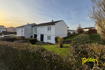 Environnement calme et privilégié.  Quartier du Pré Latour (accès A31, 2min), maison édifiée sur une parcelle paysagée de 477 m2, comprenant en RDC : hall, deux chambres, chaufferie/buanderie, garage 1 voiture. A l'étage : dégagement, cuisine équipée, pièce de vie, 2 chambres, salle de bains et wc.
 CC gaz   DV PVC
 Les informations sur les risques auxquels ce bien est exposé sont disponibles sur le site Géorisques : www.georisques.gouv.fr