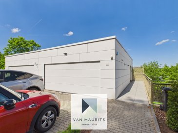 Située à Hostert, dans la commune de Niederanven, cette maison individuelle construite en 2024 séduit par ses volumes généreux, ses prestations modernes et son excellente performance énergétique. Édifiée sur un terrain de 4,28 ares, elle offre une surface totale d'environ 240 m², dont ± 214 m² habitables, dans un environnement calme et agréable.

Le bien se compose comme suit :

Au rez-de-chaussée, la maison s'ouvre sur un hall d'entrée d'environ 15 m² avec vestiaire, une pièce de ± 10 m² actuellement aménagée en bureau pouvant également servir de chambre, disposant d'un WC séparé en suite, ainsi qu'un balcon de ± 20 m². Ce niveau comprend également un garage de 34 m² avec porte électrique.

Le niveau rez-de-jardin (-1) accueille l'espace nuit composé de trois chambres de ± 16 m², 16 m² et 17 m², d'un dressing de ± 9 m², d'un couloir de ± 15 m², d'une salle de bain de ± 6 m² avec baignoire et WC, ainsi que d'une salle de douche de ± 9 m² avec lavabo et douche. Un local technique de ± 5 m² complète cet étage.

Au niveau inférieur (-2), vous découvrirez un vaste espace de vie lumineux comprenant une cuisine équipée de ± 27 m² de marque Kichenchef, ouverte sur un séjour spacieux de ± 57 m². Cet espace donne accès à une terrasse de ± 20 m² ainsi qu'au jardin arboré et clôturé. Une buanderie et un WC séparé complètent ce niveau.

Détails complémentaires :
- Sols en carrelage et parquet
- Revêtements muraux peints
- Fenêtres en PVC avec triple vitrage
- Volets électriques
- Pompe à chaleur
- Ventilation double flux (VMC)
- Fibre optique
- Porte de garage motorisée
- Spots encastrés
- Cuisine équipée avec îlot central, four, micro-ondes, réfrigérateur, congélateur, hotte aspirante et nombreux rangements
- Jardin d'environ 100 m²
- Passeport énergétique A-A

La maison bénéficie d'une situation privilégiée avec un accès rapide aux transports en commun, aux axes autoroutiers, aux commerces, écoles et crèches. De nombreuses infrastructures de loisirs se trouvent également à proximité : golf, piscine, aires de jeux, restaurants ainsi que l'aéroport.

Pour tout renseignement complémentaire ou pour organiser une visite, veuillez contacter Maurits van Rijckevorsel au +352 621 198 891 ou par e-mail à maurits@vanmaurits.lu.