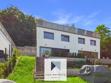 Située à Hostert, dans la commune de Niederanven, cette maison individuelle construite en 2024 séduit par ses volumes généreux, ses prestations modernes et son excellente performance énergétique. Édifiée sur un terrain de 4,28 ares, elle offre une surface totale d'environ 240 m², dont ± 214 m² habitables, dans un environnement calme et agréable.

Le bien se compose comme suit :

Au rez-de-chaussée, la maison s'ouvre sur un hall d'entrée d'environ 15 m² avec vestiaire, une pièce de ± 10 m² actuellement aménagée en bureau pouvant également servir de chambre, disposant d'un WC séparé en suite, ainsi qu'un balcon de ± 20 m². Ce niveau comprend également un garage de 34 m² avec porte électrique.

Le niveau rez-de-jardin (-1) accueille l'espace nuit composé de trois chambres de ± 16 m², 16 m² et 17 m², d'un dressing de ± 9 m², d'un couloir de ± 15 m², d'une salle de bain de ± 6 m² avec baignoire et WC, ainsi que d'une salle de douche de ± 9 m² avec lavabo et douche. Un local technique de ± 5 m² complète cet étage.

Au niveau inférieur (-2), vous découvrirez un vaste espace de vie lumineux comprenant une cuisine équipée de ± 27 m² de marque Kichenchef, ouverte sur un séjour spacieux de ± 57 m². Cet espace donne accès à une terrasse de ± 20 m² ainsi qu'au jardin arboré et clôturé. Une buanderie et un WC séparé complètent ce niveau.

Détails complémentaires :
- Sols en carrelage et parquet
- Revêtements muraux peints
- Fenêtres en PVC avec triple vitrage
- Volets électriques
- Pompe à chaleur
- Ventilation double flux (VMC)
- Fibre optique
- Porte de garage motorisée
- Spots encastrés
- Cuisine équipée avec îlot central, four, micro-ondes, réfrigérateur, congélateur, hotte aspirante et nombreux rangements
- Jardin d'environ 100 m²
- Passeport énergétique A-A

La maison bénéficie d'une situation privilégiée avec un accès rapide aux transports en commun, aux axes autoroutiers, aux commerces, écoles et crèches. De nombreuses infrastructures de loisirs se trouvent également à proximité : golf, piscine, aires de jeux, restaurants ainsi que l'aéroport.

Pour tout renseignement complémentaire ou pour organiser une visite, veuillez contacter Maurits van Rijckevorsel au +352 621 198 891 ou par e-mail à maurits@vanmaurits.lu.