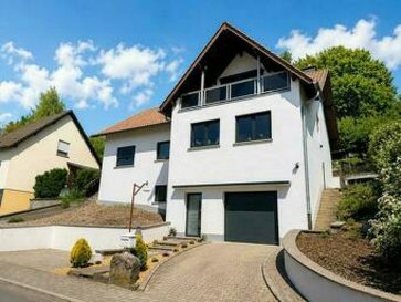 Immo Nordstrooss vous propose en vente une charmante maison individuelle située à proximité de l'autoroute ainsi que du centre ville avec toutes ses commodités dans le Cité Loppert à Ettelbruck sise sur un terrain de +/-8.18 ares.

Construite en 1980, la maison offre une surface habitable de +/- 228,07 m2 et une surface totale de +/- 307 m2.

- au rez-de-chaussée hall d'entrée/escalier 18.37m2, un grand garage pour deux voiture 37.80, espace chaufferie, une cave et 2 emplacements extérieurs.

- au rez-de-jardin le hall, un grand living trés spacieux avec une salle à manger, une cuisine bien équipée ouverte 47.03m2 avec accès au terrasse 39m2 et au jardin, et 3 chambres à coucher ( 16.05m2, 15.96m2, 9,20m2 ), salle de douche avec double vasque 6.78m2,et un WC séparé.

- à l'étage hall de nuit, 2 grande chambres à coucher, une avec accès au balcon7.50m2 avec magnifique vue, nouvelle salle de bain et une espace kitchinette.

Situation : en périphérie Ouest, dans un lotissement à flanc de colline orienté Sud proche de la voirie principale. Cadre vallonné en pleine nature. Stationnement possible en bordure de voirie. Bonnes liaisons avec le centre-ville.

Pour tout renseignement complémentaire ou information veuillez nous contacter par email info@immonordstrooss.lu ou par Tél: 691 850 805.

Proposition de crédit/financement à taux compétitif auprès des banques Luxembourgeoise incluse dans nos services gratuits.