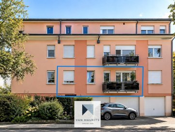 Situé à Strassen, au premier étage d'une résidence construite en 1982 et rénovée en 2016, cet appartement de ± 57 m² habitables offre un cadre de vie confortable et fonctionnel à proximité immédiate de Luxembourg-Ville. En très bon état, il se compose comme suit : 

Au rez-de-chaussée, les parties communes de la résidence comprennent une buanderie commune ainsi qu'un ascenseur permettant de rejoindre les différents niveaux. Un emplacement de parking extérieur est également attribué à l'appartement. 

Le premier étage s'ouvre sur un hall d'entrée de ± 6 m² menant vers un séjour de ± 23 m². L'espace nuit comprend une chambre de ± 11 m², une salle de bain de ± 6 m². Un couloir de ± 3 m² et un débarras de ± 3 m² offrent des espaces de circulation et de rangement supplémentaires. L'appartement bénéficie également d'une terrasse de ± 4 m² exposée ouest. 

Prestations et équipements : 
- Ascenseur. 
- Chauffage au gaz. 
- Châssis PVC. 
- Double vitrage. 
- Volets manuels. 
- Passeport énergétique F-G. 
- Disponibilité à l'acte. 

Environnement et commodités : 
Situé à Strassen, l'appartement bénéficie d'un emplacement recherché aux portes de Luxembourg-Ville. La commune offre un cadre de vie particulièrement pratique grâce à la proximité des commerces, transports en commun, écoles, restaurants et différentes infrastructures du quotidien. Sa situation permet également de rejoindre rapidement la capitale ainsi que les principaux axes routiers, tout en profitant d'un environnement résidentiel agréable. 

Agent responsable : Jimmy de Brabant 
Tél. : +352 661 167 494 
E-mail : jimmy@vanmaurits.lu