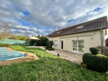 VILLA.  BERG SUR MOSELLE - 8 MINUTES DU LUXEMBOURG - SECTEUR SHENGEN, MONDORFF - BELLE VILLA INDEPENDANTE : Sur beau terrain clos, belle villa F6 d\'environ 150m2 hab, à rafraîchir. Elle se compose d\'une entrée, d\'un beau salon séjour avec cheminée et accés directe sur terrasse, cuisine, un wc, ainsi qu\'un double garage avec chaufferie/buanderie. A l\'étage, une suite parentale avec salle d\'eau, 3 chambres, un petit espace bureau ainsi qu\'une salle de bains et un wc indépendant. L\'ensemble implanté sur une belle parcelle de 13 ares 50 ca avec piscine (coque) et cabanon. Prévoir travaux de remise à niveau (chauffage, salle de bains, sols, enduits ) afin de lui redonner tout son potentiel.<br> PRIX : 445 000 EUR<br> AGENCE VENNER IMMOBILIER 03 87 63 60 09<br> ACHAT // VENTE // LOCATION // GESTION  