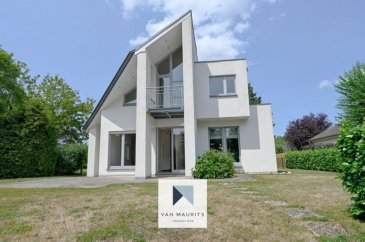 Cette charmante villa nichée dans un cul-de-sac paisible dans le village pittoresque de Canach offre une expérience de vie délicieuse. Bénéficiant d'un emplacement privilégié à proximité du célèbre centre de golf Kikuoka et du centre équestre, la propriété se trouve sur un impressionnant terrain de 11,6 acres avec un jardin enchanteur. La villa, construite en 1980, a été méticuleusement entretenue et dégage une ambiance accueillante.

Au rez de chaussée le hall d’entrée vous accueille avec son vestiaire,.il mène à un spacieux triple séjour doté d'une cheminée à foyer ouvert. L’espace salon donne sur la salle à manger qui s'ouvre sur une belle terrasse de 40 m² donnant sur le jardin, avec son étang et un potager. La cuisine moderne est bien agencée (Miele) de ± 13 m²; une grande chambre de ± 14 m² avec sa salle de douche attenante et un WC offrent un grand confort au rez-de-chaussée.

A l'étage, deux chambres généreuses et un bureau en mezzanine offrent une polyvalence, accompagnés d'une salle d'eau avec WC.

Le sous-sol abrite des commodités pratiques, un espace sauna avec douche et salle de repos, caves, buanderie, chaufferie ainsi qu’une cave à vin. 

S'étendant sur 200 m², cette demeure bénéficie de finitions exceptionnelles, créant une agréable maison de campagne.

Passeport énergétique G.

Cette opportunité de location exclusive présente une chance idéale de découvrir la tranquillité et la beauté de la vie à Canach.

La propriété est disponible immédiatement, non meublée, permettant aux locataires d'ajouter leur touche personnelle et d'embrasser le style de vie serein offert par cette jolie villa.

Généralités

- Proche de Luxembourg Ville
- Bonne connection
- 1 garage
- 3 emplacements de parkings extérieurs
- Loyer 3.500€
- Garantie : 3 mois
- Frais d'agence : 1 mois

Contact:

Juha Ahonen
+352 661 249 476
juha@vanmaurits.lu
