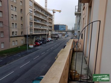 Nous vous proposons ce bel appartement au premier étage d'un immeuble de caractère de style Haussmannien de 5 étages, construit en 1919.

Compte tenu de sa situation, c'est à dire proche du nouveau Centre Commercial Muse, du Centre Pompidou, du nouveau Palais des Congrès, de la gare de Metz et de tout autres services, l'appartement peut très bien convenir à des fin d'habitations personnelles mais également aux investisseurs (loyer entre 750' et 850' par mois).   

L'appartement mesure 68,5 m², se compose d'un hall d'entrée, d'une cuisine, de 3 pièces (2 chambres et un séjour/salle à manger), d'une salle de douche avec WC et d'un placard. Le revêtement de sol des 3 pièces est en chêne et il est en très bon état. Le autres sols sont couverts de carrelages.
La cuisine n'est pas équipée et vous laisse donc la possibilité de l'aménager et l'agencer à vôtre gout; de la cuisine il est envisageable de faire une ouverture sur une des pièces et avoir ainsi une cuisine donnant sur séjour et/ou salle à manger.

L'appartement dispose aussi de 2 balcons, un donnant sur la façade avant et l'autre (de la cuisine) sur la cour et d'une grande cave en bon état. 

L'appartement se trouve en bon état; il nécessite d'un rafraîchissement au niveau des peintures murales et au niveau de la salle de douche. 
La chaudière est individuelle et elle a été remplacée en 2017  

L'appartement est en vente sans garage; il y a la possibilité d'acheter un garage fermé situé dans la cour de l'immeuble même.

Pour plus de renseignements ou une éventuelle visite veuillez contacter Monsieur Belardi au +352 621367853 (Luxembourg). 

         
Ref agence :AB054