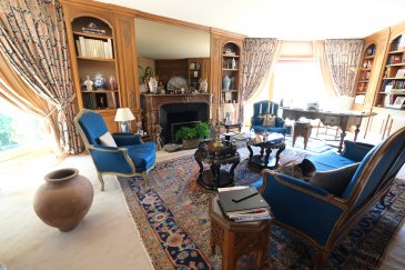 IDEAL INVESTISSEUR :  
Luxembourg, Montée de Clausen, appartement d'exception de 155 m2 avec vue panoramique à 360° ?Situé au 3? et dernier étage d'une tour circulaire emblématique des années 70, ce bien rare et lumineux est le seul appartement à l'étage, offrant une vue spectaculaire sur tout le Luxembourg. Jouissance privative et exclusive d'une terrasse sur le toit de 156 m2 avec vue imprenable à 360 degrés. Il est composé comme suit :  
Entrée et couloir de distribution, placard intégré, WC séparé avec fenêtre, cuisine séparée équipée, grand double salon lumineux avec cheminée en marbre style Louis XVI, une poêle en faïence ancien, accès balcons, salle à manger (possibilité d'ouverture ou fermeture pour créer un grand espace de vie ou chambre supplémentaire), deux chambres à coucher avec placards, une salle de bains avec fenêtre, 3 balcons de 4 m2 et une terrasse de 6 m2. Deux grandes caves au sous-sol avec fenêtres et arrivé d'eau. Jouissance privative et exclusive d'une grande terrasse sur le toit de 156 m2. Actuellement occupé avec bail à vie. Prix de la location : 4.000 euros + charges.  
A dix minutes à pied du centre-ville, à 50 mètres de l'arrêt du bus.  
Le bâtiment en forme de tour est indépendant et se trouve dans le quartier résidentiel de la vieille ville de Luxembourg, centre historique de la capitale, dans une zone verte protégée.  
Contact et visites : Rosalba MAITRE, téléphone : 691 550 189, email : rosalba@parkagence.lu et Arianna GHITTINO téléphone : 691 205 573, email : arianna@parkagence.lu