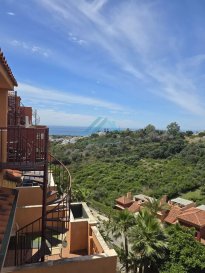 Appartement à vendre dans le quartier de La Reserva de Marbella, à 15 minutes en voiture du centre de Marbella et à 25 minutes de l'aéroport de Malaga.
L'appartement a été rénové et se compose d'un salon-salle à manger avec accès direct à la terrasse et au solarium offrant une vue sur la mer et la montagne, d'une cuisine ouverte, de 2 chambres et de 2 salles de bains, dont une en suite.
Le solarium offre une superficie de 65 m² avec une vue panoramique.
Le prix comprend un débarras et une place de parking.
La résidence dispose de jardins tropicaux, d'une piscine commune et d'un service de sécurité 24h/24.


Pour plus de renseignement veillez contacter l'agence par téléphone au +352 26 54 31 48 ou par mail : contact@belardimmo.lu

 ---------- 
Wohnung im Viertel La Reserva de Marbella zum Verkauf, 15 Minuten mit dem Auto vom Zentrum von Marbella und 25 Minuten vom Flughafen Malaga entfernt.
Die Wohnung wurde renoviert und besteht aus einem Wohnzimmer mit Essbereich mit direktem Zugang zur Terrasse und dem Solarium mit Meer- und Bergblick, offener Küche, 2 Schlafzimmern und 2 Badezimmern, davon eines en Suite.
Das Solarium bietet eine Fläche von 65 m² mit Panoramablick.
Der Preis beinhaltet einen Abstellraum und einen Parkplatz.
Das Anwesen verfügt über tropische Gärten, einen Gemeinschaftspool und einen 24-Stunden-Sicherheitsdienst.


Für weitere Informationen kontaktieren Sie bitte die Agentur telefonisch unter +352 26 54 31 48 oder per E-Mail: contact@belardimmo.lu

 ---------- 
Apartment for sale in the La Reserva de Marbella neighborhood, 15 minutes by car from Marbella city center and 25 minutes from Malaga airport.
The apartment has been renovated and consists of a living-dining room with direct access to the terrace and the solarium offering a view of the sea and the mountain, an open kitchen, 2 bedrooms, and 2 bathrooms, one of which is en suite.
The solarium offers an area of 65 m² with a panoramic view.
The price includes a storage room and a parking space.
The residence has tropical gardens, a communal pool, and a 24-hour security service.


For more information, please contact the agency by phone at +352 26 54 31 48 or by email: contact@belardimmo.lu