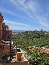 Appartement à vendre dans le quartier de La Reserva de Marbella, à 15 minutes en voiture du centre de Marbella et à 25 minutes de l'aéroport de Malaga.
L'appartement a été rénové et se compose d'un salon-salle à manger avec accès direct à la terrasse et au solarium offrant une vue sur la mer et la montagne, d'une cuisine ouverte, de 2 chambres et de 2 salles de bains, dont une en suite.
Le solarium offre une superficie de 65 m² avec une vue panoramique.
Le prix comprend un débarras et une place de parking.
La résidence dispose de jardins tropicaux, d'une piscine commune et d'un service de sécurité 24h/24.


Pour plus de renseignement veillez contacter l'agence par téléphone au +352 26 54 31 48 ou par mail : contact@belardimmo.lu

 ---------- 
Wohnung im Viertel La Reserva de Marbella zum Verkauf, 15 Minuten mit dem Auto vom Zentrum von Marbella und 25 Minuten vom Flughafen Malaga entfernt.
Die Wohnung wurde renoviert und besteht aus einem Wohnzimmer mit Essbereich mit direktem Zugang zur Terrasse und dem Solarium mit Meer- und Bergblick, offener Küche, 2 Schlafzimmern und 2 Badezimmern, davon eines en Suite.
Das Solarium bietet eine Fläche von 65 m² mit Panoramablick.
Der Preis beinhaltet einen Abstellraum und einen Parkplatz.
Das Anwesen verfügt über tropische Gärten, einen Gemeinschaftspool und einen 24-Stunden-Sicherheitsdienst.


Für weitere Informationen kontaktieren Sie bitte die Agentur telefonisch unter +352 26 54 31 48 oder per E-Mail: contact@belardimmo.lu

 ---------- 
Apartment for sale in the La Reserva de Marbella neighborhood, 15 minutes by car from Marbella city center and 25 minutes from Malaga airport.
The apartment has been renovated and consists of a living-dining room with direct access to the terrace and the solarium offering a view of the sea and the mountain, an open kitchen, 2 bedrooms, and 2 bathrooms, one of which is en suite.
The solarium offers an area of 65 m² with a panoramic view.
The price includes a storage room and a parking space.
The residence has tropical gardens, a communal pool, and a 24-hour security service.


For more information, please contact the agency by phone at +352 26 54 31 48 or by email: contact@belardimmo.lu