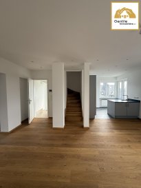 Duplex entièrement rénové ? 90 m² ? Belair

Au sein d'une résidence intimiste composée de seulement trois unités, ce magnifique duplex de 90 m² entièrement rénové occupe les niveaux supérieurs de l'immeuble et offre une configuration particulièrement agréable au coeur du quartier prisé de Belair à Luxembourg-Ville.

Le premier niveau du duplex accueille un bel espace de vie composé d'un salon, séjour et cuisine ouverte entièrement équipée avec électroménager neuf. Il dispose également d'un balcon orientée sud, d'une première chambre à coucher bénéficiant elle aussi d'un balcon, d'une salle de bain avec baignoire, ainsi que d'un WC séparé.

À l'étage supérieur, l'espace a été imaginé comme une véritable suite parentale : une seconde chambre à coucher bénéficiant de sa propre salle de bain et de son WC privatif, offrant davantage d'intimité. Avec pléthore de rangement. 

Entièrement rénové et équipé, le duplex bénéficie de parquet, de matériaux contemporains et d'une décoration intérieure sobre et élégante.

Son agencement sur deux niveaux, ses deux chambres, ses espaces extérieurs et sa suite parentale en font un bien avec un véritable caractère, offrant le confort d'un appartement moderne tout en conservant une sensation de maison.

Une propriété clé en main dans l'un des secteurs résidentiels les plus recherchés de la capitale.