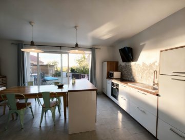 Maison mitoyenne 5 pièces 186 m². À Henridorff (57820), Nord Sud Immobilier a le plaisir de vous présenter cette charmante maison mitoyenne entièrement rénovée, offrant de beaux volumes et des prestations fonctionnelles.

Le rez-de-chaussée se compose d'une entrée, d'une pièce de passage pouvant être aménagée selon vos besoins, d'un agréable salon ouvert, ainsi que d'une cuisine entièrement équipée. Celle-ci bénéficie d'une belle luminosité grâce à sa large baie vitrée donnant directement accès à une agréable terrasse. Une buanderie fonctionnelle avec WC ainsi qu'un cellier attenant à la cuisine complètent ce niveau.

À l'étage, vous découvrirez un espace ouvert, trois chambres, un dressing ainsi qu'une salle de bains équipée d'une baignoire, d'une douche, d'un meuble vasque et d'un WC.

À l'extérieur, vous profiterez d'une agréable terrasse d'environ 60 m², à l'abri des regards, idéale pour profiter pleinement des beaux jours.

Une cave voûtée complète également le bien.

L'ensemble est implanté sur un terrain plat, clos et soigneusement aménagé de 5,18 ares.

Une maison pleine de charme, entièrement rénovée, à découvrir sans tarder !

Henridorff est un village calme et idéalement situé, à proximité de Phalsbourg, Sarrebourg et Saverne. Les commerces et supermarchés sont accessibles rapidement. A proximité de la gare SNCF de Lutzelbourg et de l'A4.

Les informations sur les risques auxquels ce bien est exposé sont disponibles sur le site Géorisques : www.georisques.gouv.fr

Agences Nord Sud Immobilier à Sarreguemines, Diemeringen, Rohrbach les Bitche et Bitche.