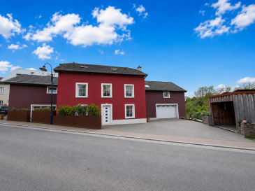 À VENDRE

Grande maison unifamiliale rénovée avec espace duplex intégré à Redange/Attert

Située dans un environnement agréable et proche des commodités, cette spacieuse maison unifamiliale construite en 1940 et entièrement rénovée à partir de 2002 offre une surface habitable d'environ 325m² sur un terrain de 6,87 ares.

Le bien séduit par ses beaux volumes, ses nombreux espaces de vie ainsi que son espace duplex intégré, idéal pour une grande famille ou un espace indépendant pour un proche.

Caractéristiques principales :
- Surface habitable : +- 325m²
- Terrain : +- 6,87 ares
- Construction : 1940
- Maison entièrement rénovée à partir de 2002
- Dalles en béton
- Double vitrage
- Chaudière mazout (installation en 2011)
- Poêle à bois
- Four à bois
- CPE : FG

Stationnement :
- Garage intérieur pour 2 voitures
- Carport
- 5 emplacements extérieurs

Extérieurs :
- Terrasse d'environ 40m²
- Grand jardin latéral d'environ 160m²

Composition de la maison :

Rez-de-chaussée :
- Hall d'entrée
- Salon
- Cuisine équipée
- Garage (2 voitures)
- Terrasse

1er étage :
- 3 chambres
- Salle de bain
- Buanderie / Bureau

2ème étage :
- Grande chambre

Sous-sol aménagé :
- Chambre
- Bar
- Cave à vin
- Salle de bain

Espace duplex intégré (+- 54m² habitables) :

Rez-de-chaussée :
- Salon
- Cuisine équipée

1er étage :
- Chambre
- Salle de bain

Une maison idéale pour les familles nombreuses, les personnes recherchant de grands espaces ou une habitation avec partie indépendante intégrée.

N'hésitez pas à contacter:
Moura Jemp
Tél : +352 621 216646