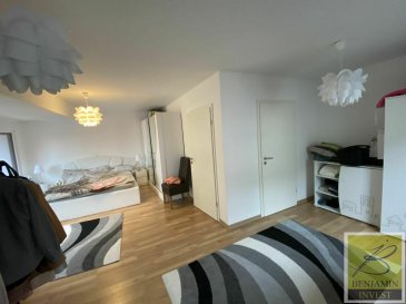 À LOUER - Maison spacieuse 5 chambres à Ettelbruck

Loyer : 3 150 €/mois + charges

Descriptif :

Cette maison familiale généreuse est idéalement située à Ettelbruck, au coeur de la région Nordstad. Elle vous offre tout l'espace et le confort nécessaires pour une vie de famille agréable, avec une excellente accessibilité aux commodités et aux axes de transport.

Composition du bien :

    5 chambres spacieuses

    2 salles de bain

    Un salon lumineux

    Une cuisine équipée et fonctionnelle

    Un balcon

    3 emplacements de parking


Pour tout complément d'information, n'hésitez pas à nous contacter par téléphone au 28 77 88 22.
Nous sommes également disponibles pour organiser des visites le samedi.

Nous sommes en permanence à la recherche de nouveaux biens à vendre (appartements, maisons et terrains à bâtir) pour nos clients acquéreurs.

N'hésitez pas à nous contacter si vous souhaitez vendre ou échanger votre bien : nous vous proposons une estimation gratuite.