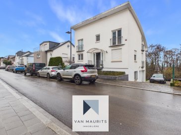 Idéalement située à Weimerskirch, à proximité de Kirchberg, du centre-ville et de toutes les commodités, cette maison libre de quatre côtés, bénéficie d'une surface totale de ± 205 m², dont ± 160 m² habitables et se compose comme suit :

Au rez-de-chaussée, un hall d'entrée de ± 9 m² mène à un spacieux et lumineux séjour de ± 52 m² avec parquet massif et un poêle à bois. Cet espace de vie s'ouvre sur trois balcons de ± 4 m² offrant une vue dégagée, une cuisine ouverte, entièrement équipée et aménagée avec îlot central, un bureau de ± 4 m², une salle de bains de ± 4 m² ainsi qu'un wc séparé de ± 1,5 m².

Un escalier conduit au 1er étage qui se compose d'un palier de ± 5 m² et dessert quatre chambres de ± 11.5 m², ± 11.5 m², ± 12 m² et ± 15 m², un couloir de ± 2.5 m², un bureau de ± 5.6 m² et une salle de bains de ± 4 m².

Au rez-de-jardin, le bien dispose d'un double garage de ± 34 m² ainsi que d'une chaufferie de ± 4,5 m². Un studio indépendant de ± 26 m², comprenant une cuisine équipée et une salle de bains et bénéficie d'une entrée séparée, offrant de nombreuses possibilités d'usage (logement d'appoint, profession libérale, investissement locatif). À l'extérieur, une belle terrasse de ± 15 m², un jardin ensoleillé clôturé et arboré et deux emplacements de parking complètent le bien.

Détails complémentaires :

- Situation idéale
- Chauffage au Gaz/ radiateurs
- Double vitrage sur châssis PVC
- Volets électriques
- VMC double flux au rez-de-jardin
- Façade isolée
- Étanchéité
- Alarme
- Vidéophone
- CPE E - E
- Parquet massif dans toute la maison
- Poêle à bois
- Toiture en zinc en bon état
- Terrasses et jardin
- Double garage
- Deux emplacements de parking extérieurs
- Écoles, crèches, parcs, aires de jeux, restaurants et commerces à proximité
- Desservi par les transports en commun, gare à proximité

Personne responsable du bien :

Yuliana Dimitrova  
Tel: +352661 50 27 19  
Email : yuliana@vanmaurits.lu