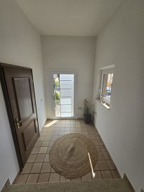 Immo Nordstrooss vous propose en vente une charmante maison individuelle située à proximité de l'autoroute ainsi que du centre ville avec toutes ses commodités dans le Cité Loppert à Ettelbruck sise sur un terrain de +/-8.18 ares.

La maison s'apprête idéalement
pour combiner une profession libérale ou deux famille.

Construite en 1980, la maison offre une surface habitable de +/- 228,07 m2 et une surface totale de +/- 307 m2.

- au rez-de-chaussée hall d'entrée/escalier 18.37m2, bureau 10.79m2, un grand garage pour deux voiture 37.80, espace chaufferie, une cave et 2 emplacements extérieurs.

- au rez-de-jardin le hall, un grand living trés spacieux avec une salle à manger, une cuisine bien équipée ouverte 47.03m2 avec accès au terrasse 39m2 et au jardin, et 3 chambres à coucher ( 16.05m2, 15.96m2, 9,20m2 ), salle de douche avec double vasque 6.78m2,et un WC séparé.

- à l'étage hall de nuit, 2 grande chambres à coucher, une avec accès au balcon7.50m2 avec magnifique vue, salle de bain et une espace kitchinette.

Situation : en périphérie Ouest, dans un lotissement à flanc de colline orienté Sud proche de la voirie principale. Cadre vallonné en pleine nature. Stationnement possible en bordure de voirie. Bonnes liaisons avec le centre-ville.

Pour tout renseignement complémentaire ou information veuillez nous contacter par email info@immonordstrooss.lu ou par Tél: 691 850 805.

Proposition de crédit/financement à taux compétitif auprès des banques Luxembourgeoise incluse dans nos services gratuits.
