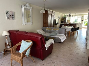 Ensemble immobilier centre ville comprenant trois logements dont un loué.
Belles performances énergétique pour cette rénovation réalisée avec des matériaux de qualité !! Nous consulter