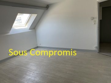 Appartement à vendre Hayange. Situé au 3 eme et dernier étage, cet appartement comprend une entrée s'ouvrant sur la partie jour de 15,40 m² et la  cuisine équipée de 6 m².
Egalement deux chambres ainsi qu'une salle de bains et un wc. Rangements.
 Classé en C . Chauffage gaz sans anomalie .
 Taxe foncière 486 €.
 Charges de copropriété 70 € /mois.
IMMODM 03 82 57 31 87 

Honoraires inclus de  9% TTC  à la charge de l'acquéreur. Prix hors honoraires 70 000 €. Dans une copropriété de 7 lots. Aucune procédure n'est en cours. Classe énergie C, Classe climat C Montant estimé des dépenses annuelles d'énergie pour un usage standard : entre 710.00 € et 1000.00 € sur les années 2021, 2022 et 2023 (abonnements compris). Les informations sur les risques auxquels ce bien est exposé sont disponibles sur le site Géorisques : georisques.gouv.fr.